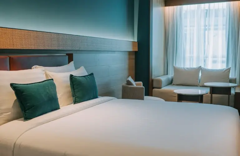 zielone poduszki na łóżku